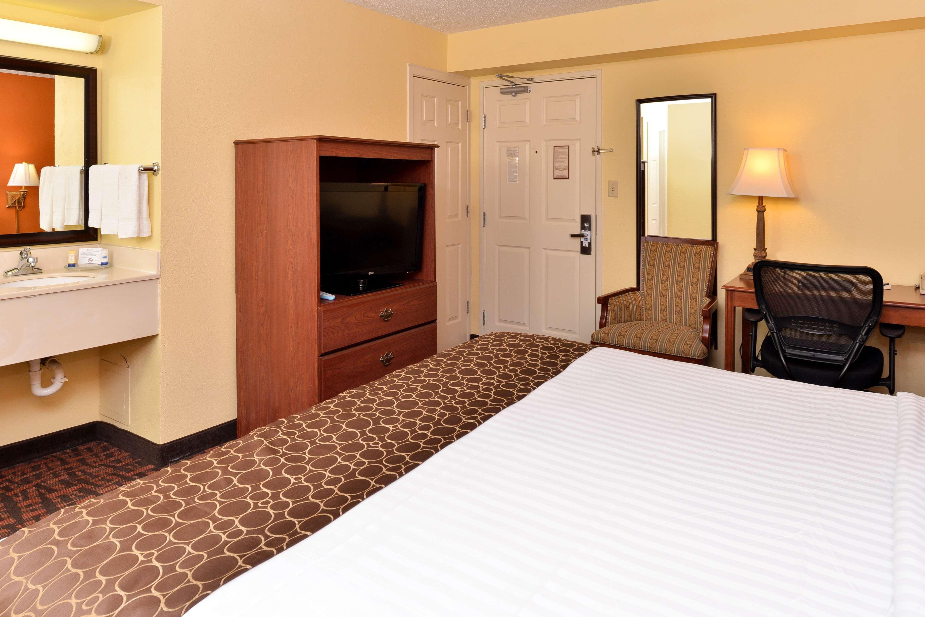 Best Western Louisville East Inn & Suites Экстерьер фото