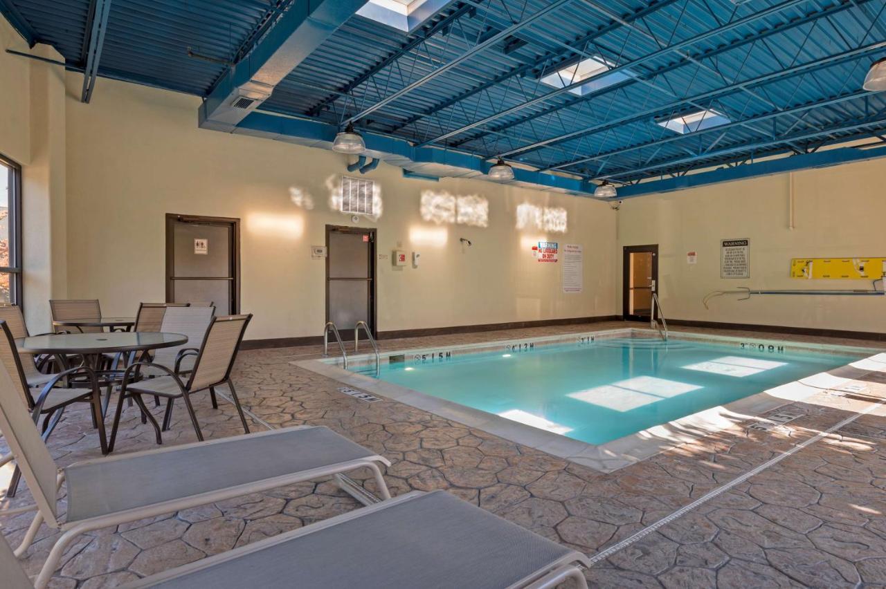 Best Western Louisville East Inn & Suites Экстерьер фото