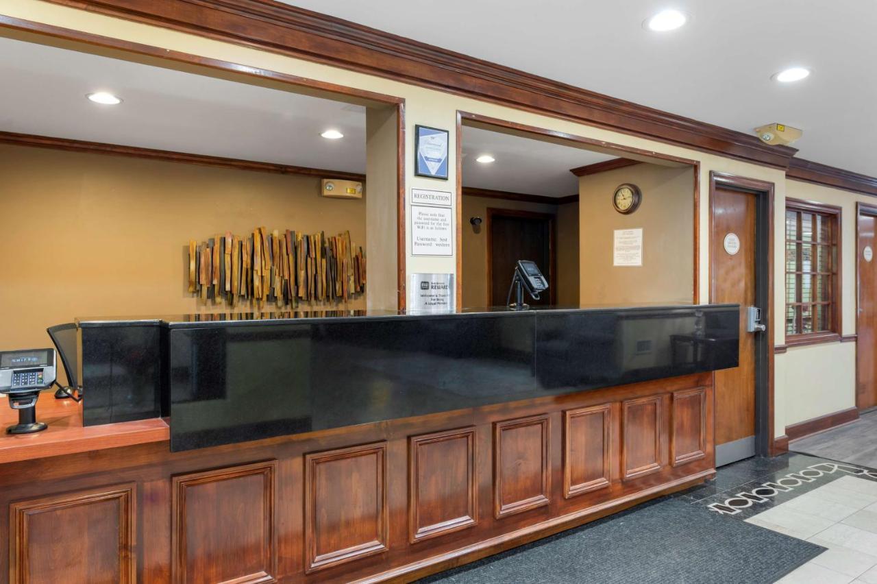 Best Western Louisville East Inn & Suites Экстерьер фото