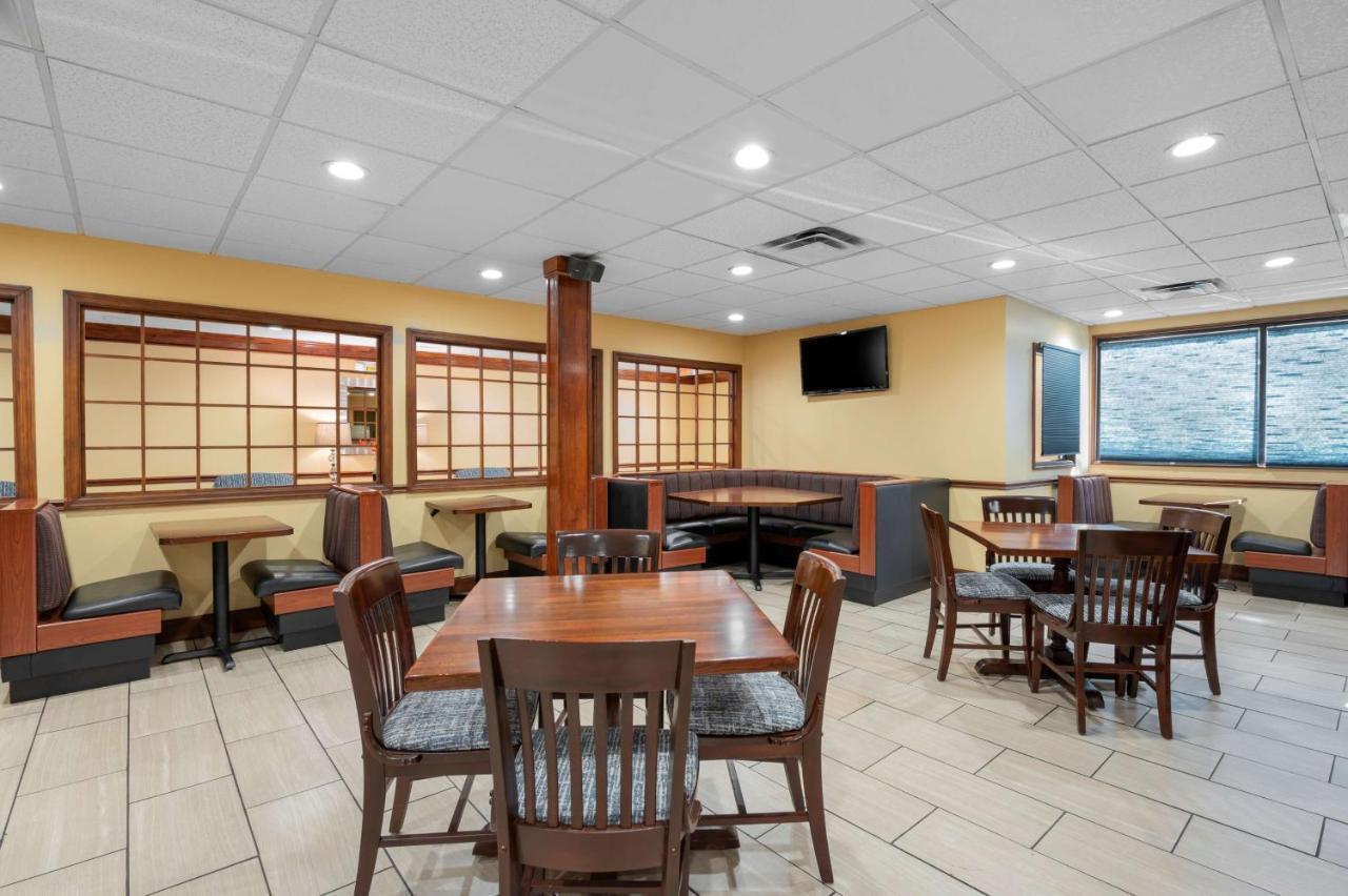 Best Western Louisville East Inn & Suites Экстерьер фото