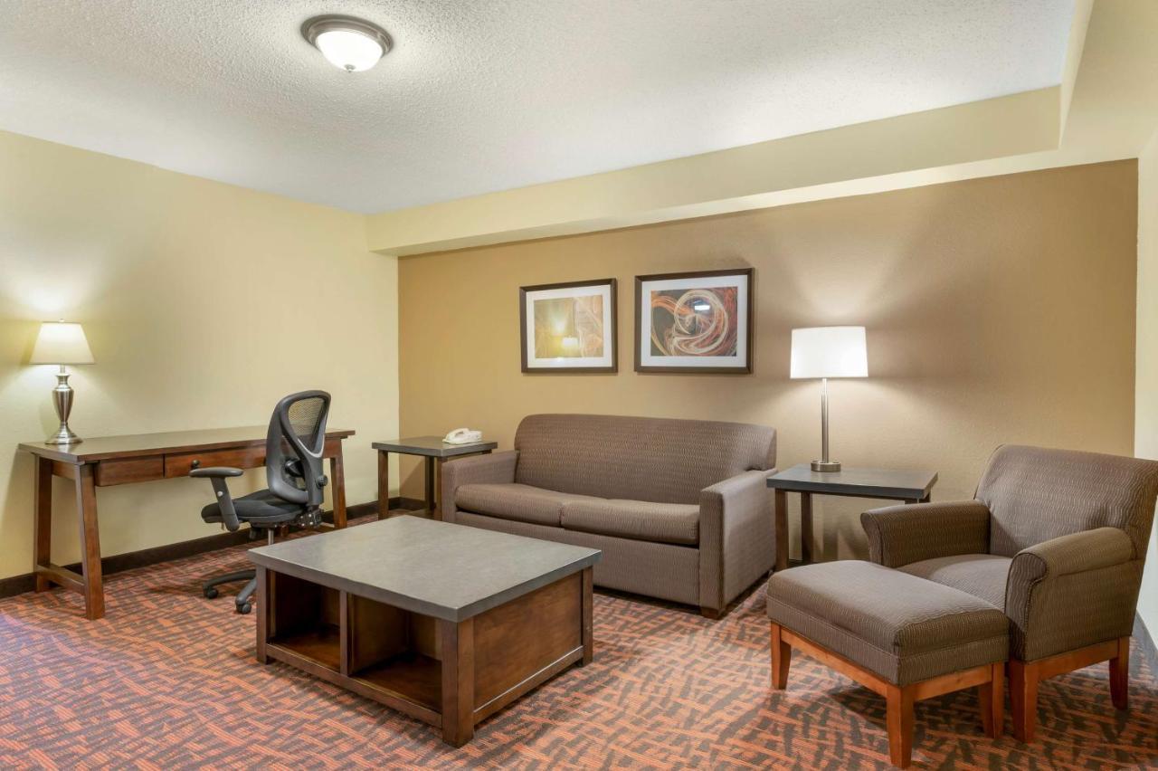 Best Western Louisville East Inn & Suites Экстерьер фото
