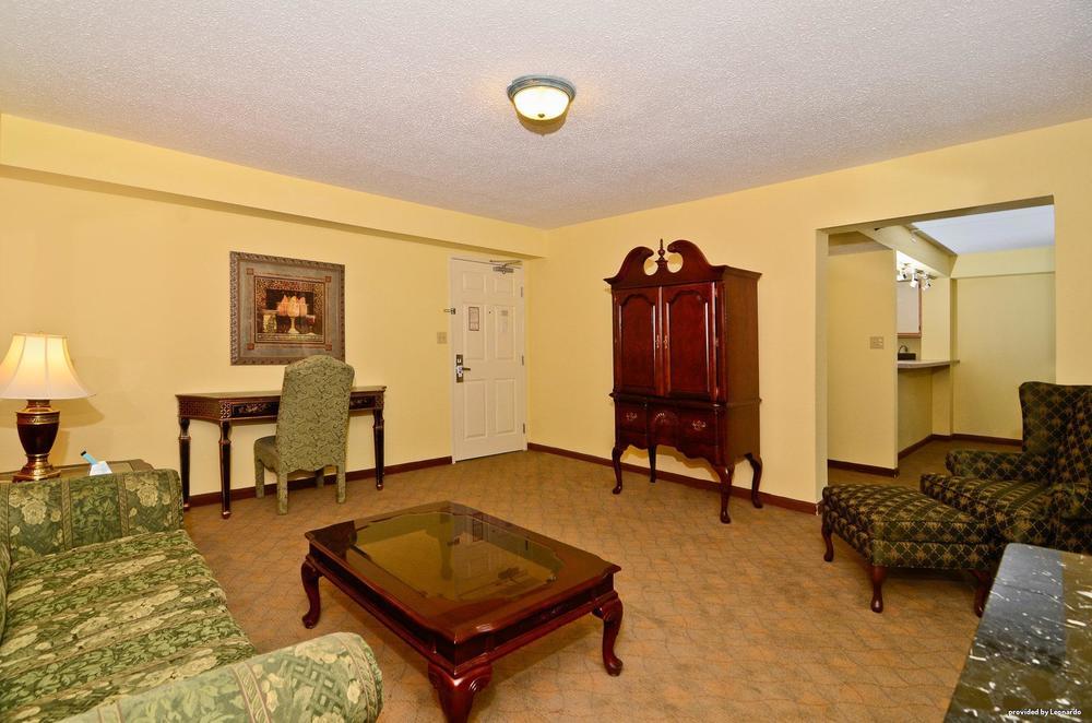 Best Western Louisville East Inn & Suites Номер фото