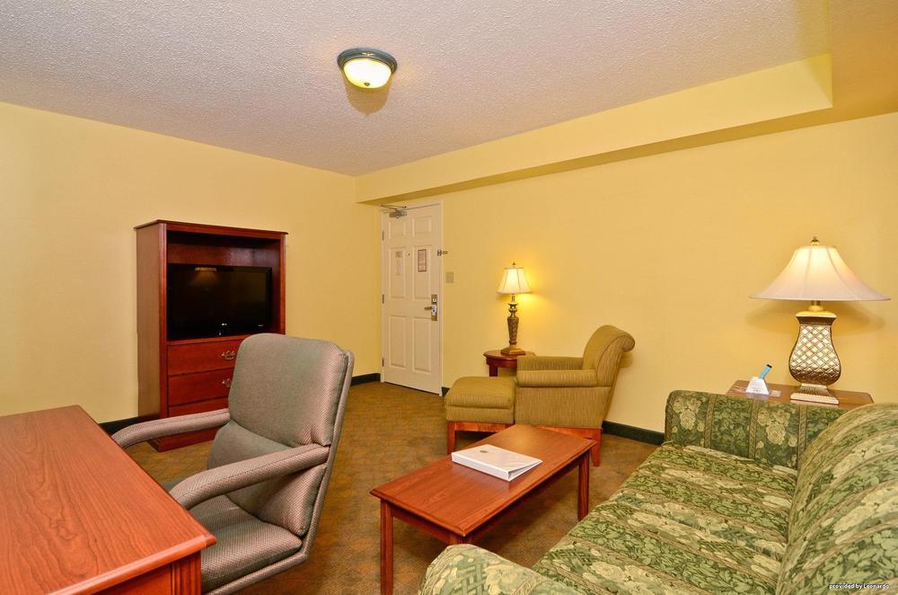 Best Western Louisville East Inn & Suites Номер фото