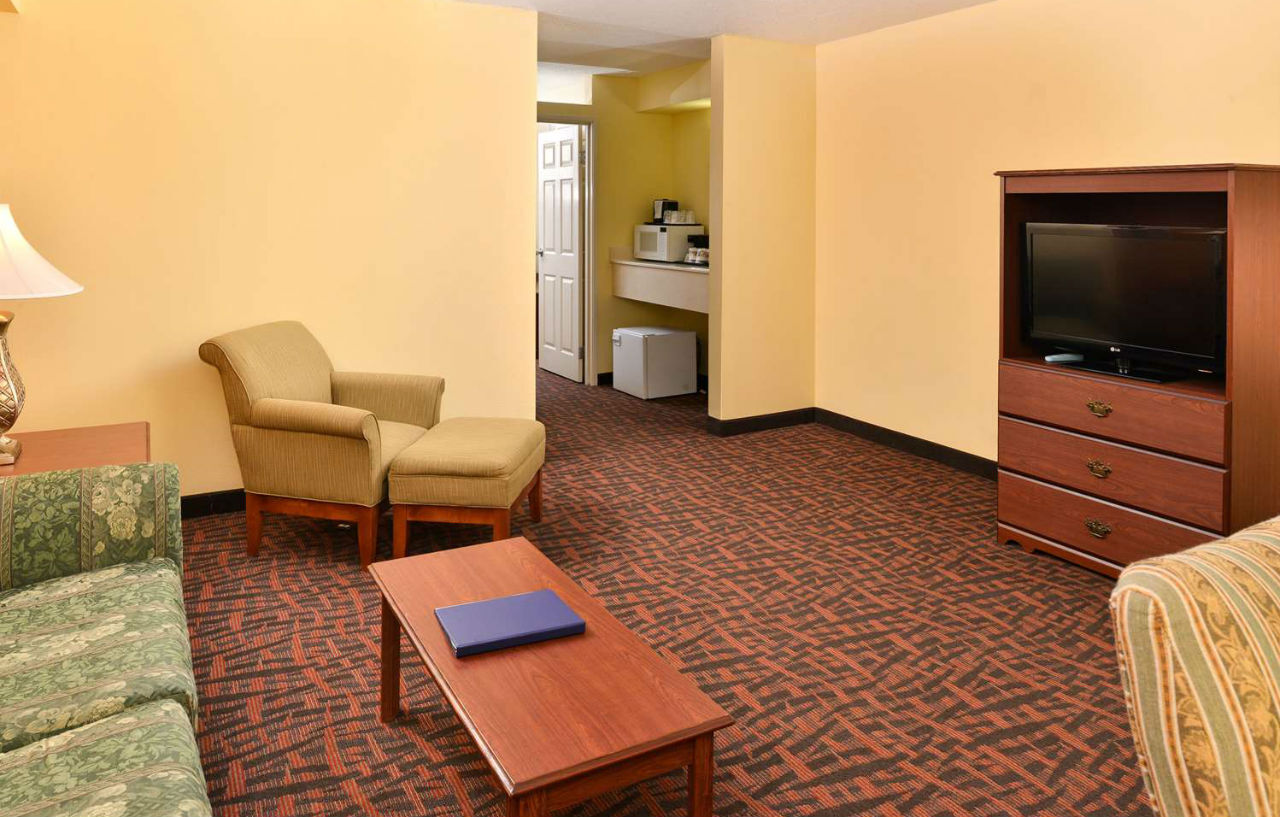 Best Western Louisville East Inn & Suites Экстерьер фото