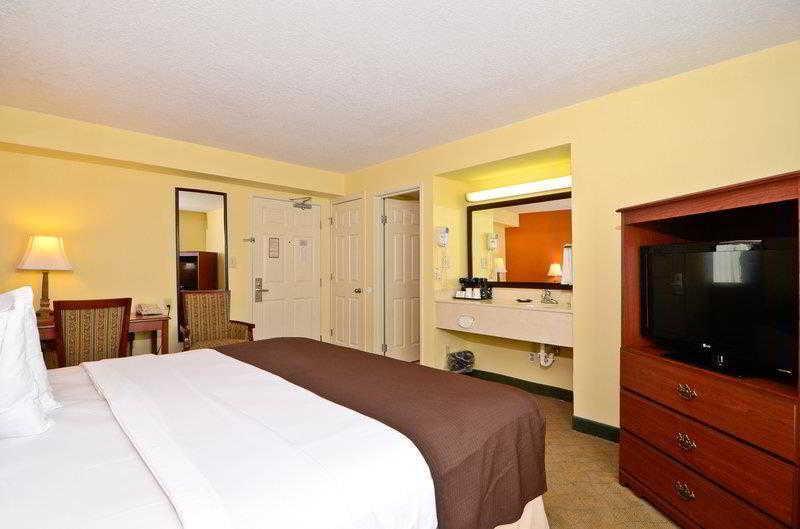 Best Western Louisville East Inn & Suites Экстерьер фото
